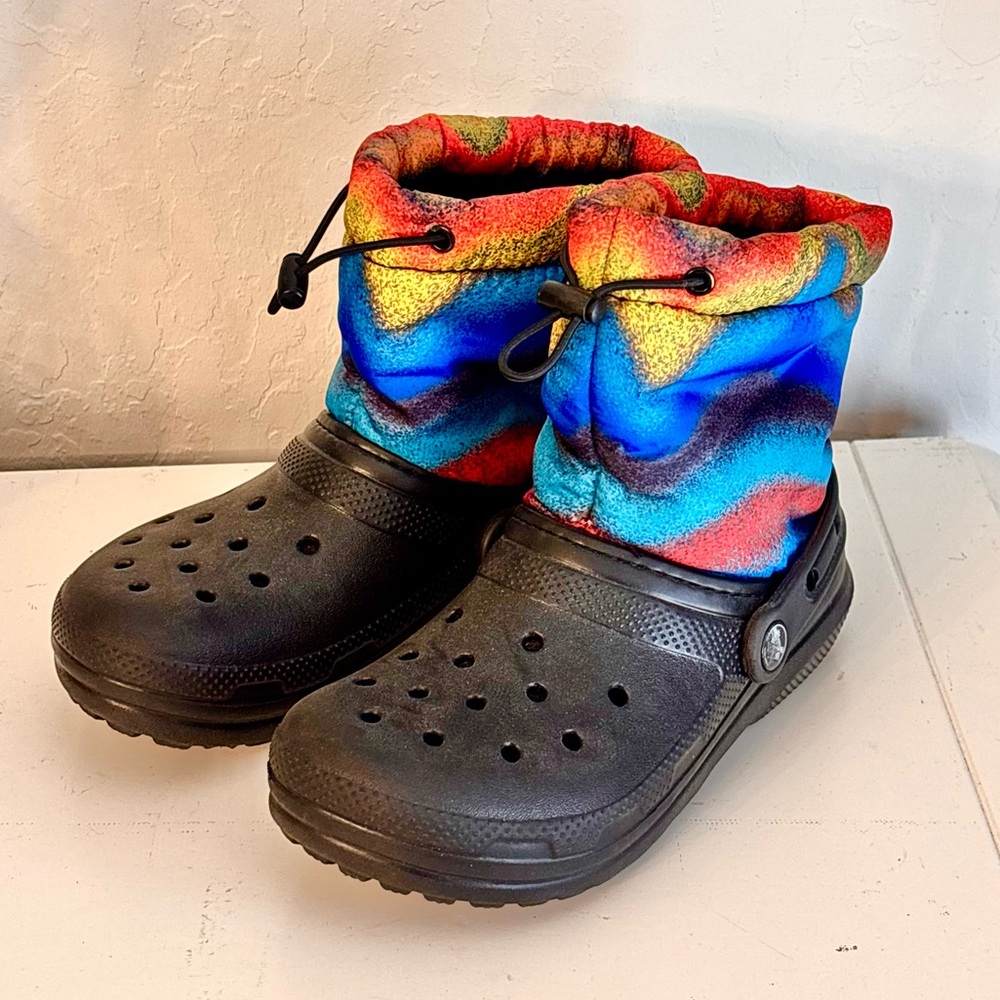 Crocs Classic Faux Fur-Lined Spray Dye Neo Puff Winter Boots, Black, Kids Size 2